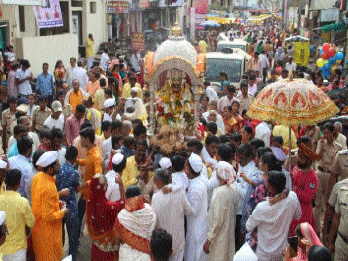 Jalna enthusiastically excited by the crowd | जालन्यात अलोट गर्दीने पालखीचा उत्साह व्दिगुणित Jalna enthusiastically excited by the crowd | जालन्यात अलोट गर्दीने पालखीचा उत्साह व्दिगुणित