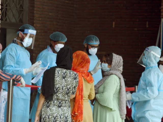 Corona reports of hundreds of citizens changed; A model of ‘over smart’ governance of the smart city | शेकडो नागरिकांचे कोरोना अहवाल बदलले ; स्मार्ट सिटीच्या ‘ओव्हर स्मार्ट’ कारभाराचा नमुना Corona reports of hundreds of citizens changed; A model of ‘over smart’ governance of the smart city | शेकडो नागरिकांचे कोरोना अहवाल बदलले ; स्मार्ट सिटीच्या ‘ओव्हर स्मार्ट’ कारभाराचा नमुना