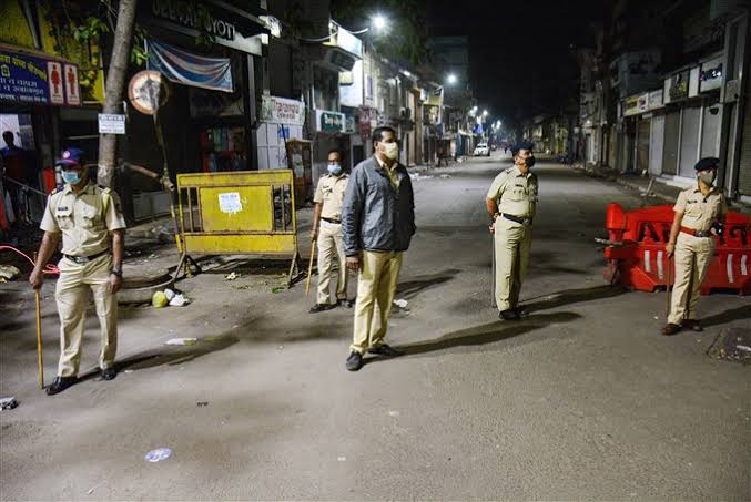 Blockade at 42 places in Pune city; Strict enforcement of curfew by police started | पुणे शहरात ४२ ठिकाणी नाकाबंदी; पोलिसांकडून संचारबंदीची कडक अंमलबजावणी सुरु Blockade at 42 places in Pune city; Strict enforcement of curfew by police started | पुणे शहरात ४२ ठिकाणी नाकाबंदी; पोलिसांकडून संचारबंदीची कडक अंमलबजावणी सुरु
