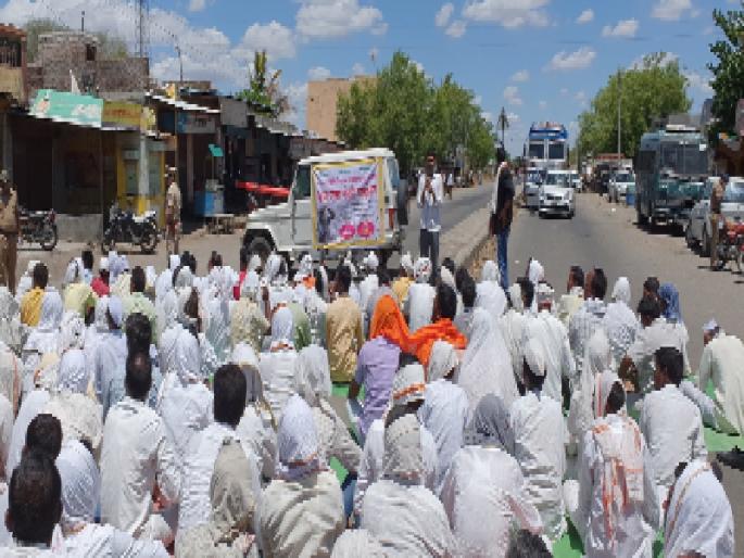 Farmers' Route for the Population | पीकविम्यासाठी शेतकऱ्यांचा रास्तारोको Farmers' Route for the Population | पीकविम्यासाठी शेतकऱ्यांचा रास्तारोको