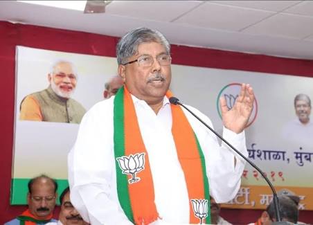 Chandrakant Patil's hidden information about property and crimes; court orders inquiry | चंद्रकांत पाटील यांनी संपत्ती,गुन्हे लपवले; न्यायालयाचे चौकशीचे आदेश Chandrakant Patil's hidden information about property and crimes; court orders inquiry | चंद्रकांत पाटील यांनी संपत्ती,गुन्हे लपवले; न्यायालयाचे चौकशीचे आदेश