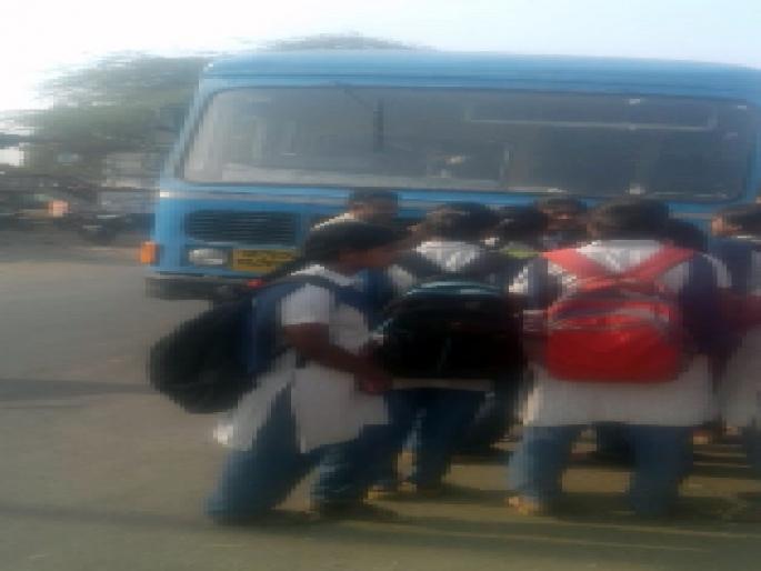 After the student movement, the carrier softened | विद्यार्थिनींच्या आंदोलनानंतर वाहक नरमले