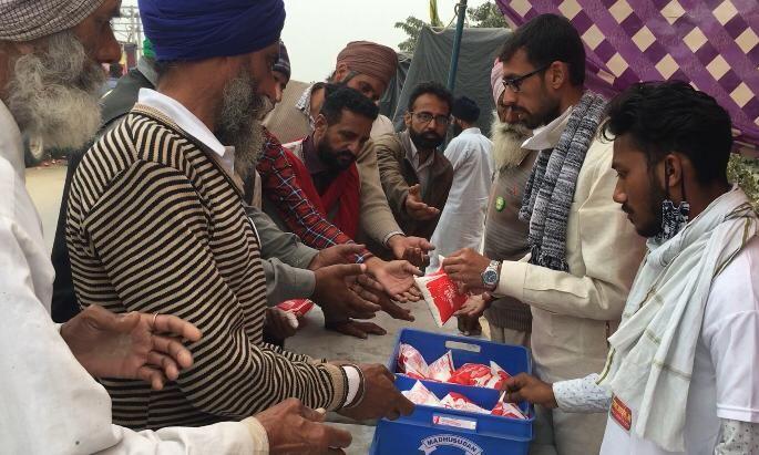 Helping hands from Wardha for Delhi agitators | दिल्लीच्या आंदोलनकर्त्यासाठी वर्ध्याहून सरसावले मदतीचे हात