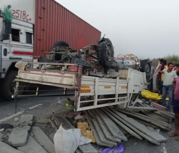 In Wardha district, one died and five were seriously injured when both rear tires burst | वर्धा जिल्ह्यात मागचे दोन्ही टायर फुटल्याने गाडी पलटी होऊन एकाचा मृत्यू तर पाच गंभीर जखमी