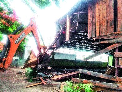 Hathoda has five hotels in the CIDCO category | सिडको विभागातील  पाच हॉटेल्सवर हातोडा