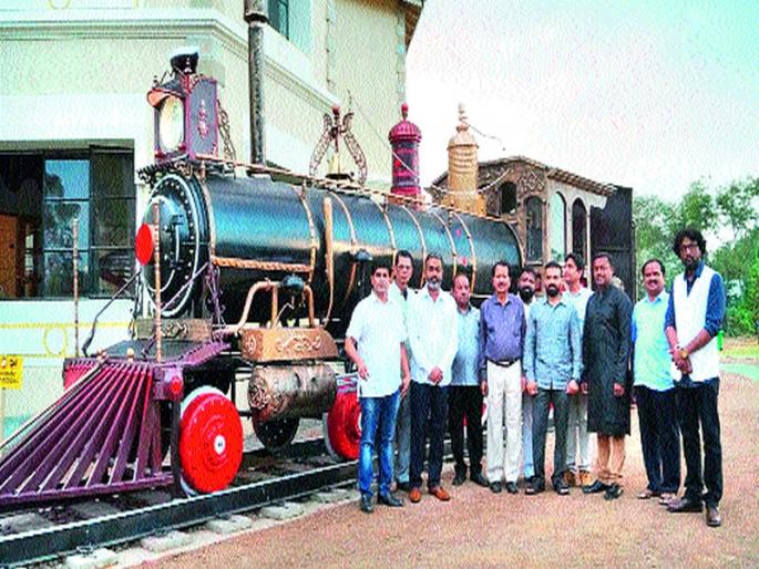 Library built 180 feet in 'Esplaner' | ‘इस्पॅलियर’मध्ये १८० फूट लांबीच्या रेल्वेत साकारले ग्रंथालय Library built 180 feet in 'Esplaner' | ‘इस्पॅलियर’मध्ये १८० फूट लांबीच्या रेल्वेत साकारले ग्रंथालय