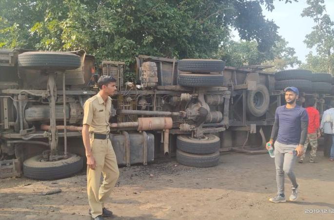 Severe accident in Bhandara district; Vehicles under the truck | भंडारा जिल्ह्यात भीषण अपघात; ट्रकखाली दबली वाहने Severe accident in Bhandara district; Vehicles under the truck | भंडारा जिल्ह्यात भीषण अपघात; ट्रकखाली दबली वाहने