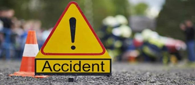 Truck hits bus in Nagpur; Death of a female devotee | नागपुरात ट्रकची बसला जोरदार धडक; एका महिला भाविकाचा मृत्यू Truck hits bus in Nagpur; Death of a female devotee | नागपुरात ट्रकची बसला जोरदार धडक; एका महिला भाविकाचा मृत्यू