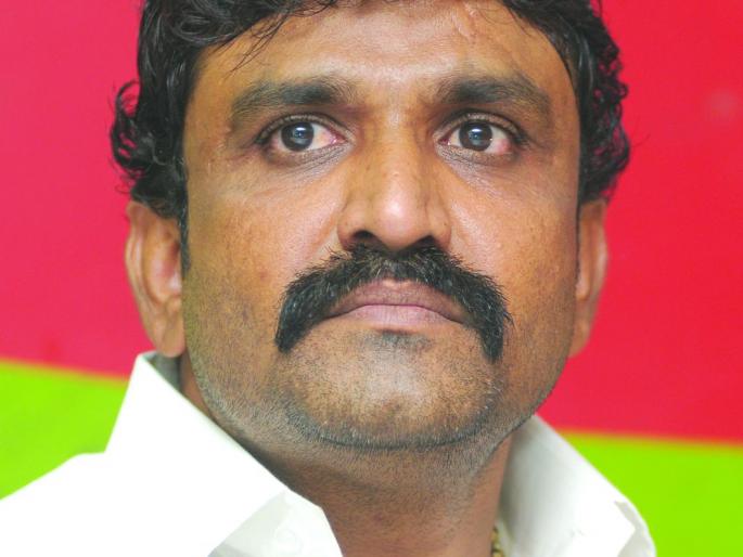 Santosh Ambekar surrendered in Nagpur | नागपुरातील कुख्यात गुंड संतोष आंबेकरने केले आत्मसमर्पण Santosh Ambekar surrendered in Nagpur | नागपुरातील कुख्यात गुंड संतोष आंबेकरने केले आत्मसमर्पण