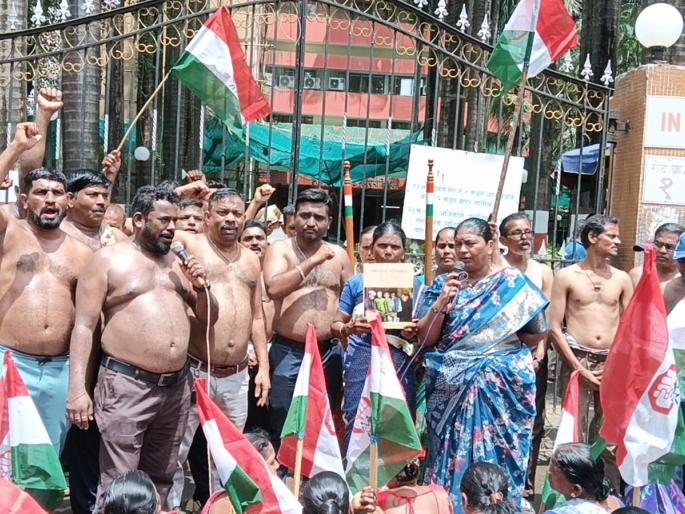 A semi-naked protest by laborers against the mira bhaynder municipality for the demands of contract workers in the park department | उद्यान विभागातील ठेका कामगारांच्या मागण्यांसाठी मीरा भाईंदर महापालिकेविरुद्ध अर्धनग्न आंदोलन A semi-naked protest by laborers against the mira bhaynder municipality for the demands of contract workers in the park department | उद्यान विभागातील ठेका कामगारांच्या मागण्यांसाठी मीरा भाईंदर महापालिकेविरुद्ध अर्धनग्न आंदोलन
