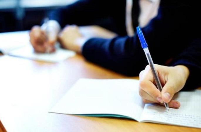 questions was asked in 12th economics exams were from excluded courses | वगळलेल्या अभ्यासक्रमातून बोर्डाच्या परीक्षेत प्रश्न; बारावी अर्थशास्त्राच्या पेपरमध्ये गडबड questions was asked in 12th economics exams were from excluded courses | वगळलेल्या अभ्यासक्रमातून बोर्डाच्या परीक्षेत प्रश्न; बारावी अर्थशास्त्राच्या पेपरमध्ये गडबड