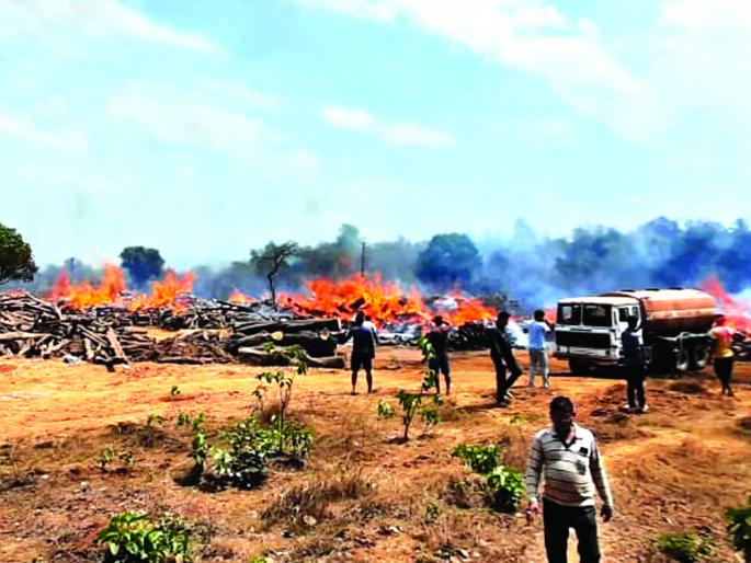 Fire depots fire at Osargaon, loss of millions of rupees | ओसरगावात लाकडाच्या डेपोला आग, लाखो रुपयांचे नुकसान Fire depots fire at Osargaon, loss of millions of rupees | ओसरगावात लाकडाच्या डेपोला आग, लाखो रुपयांचे नुकसान