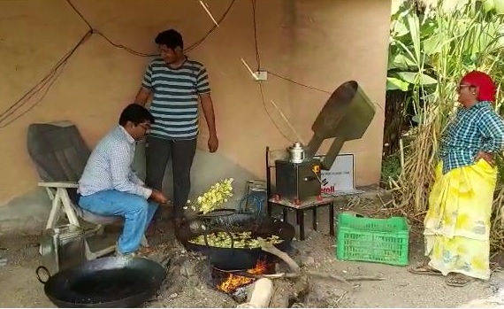 The experimental farmer not only grew bananas but also chips | प्रयोगशील शेतकऱ्याने केळी तर पिकवलीच पण चिप्सचाही व्यवसाय सुरू केला The experimental farmer not only grew bananas but also chips | प्रयोगशील शेतकऱ्याने केळी तर पिकवलीच पण चिप्सचाही व्यवसाय सुरू केला