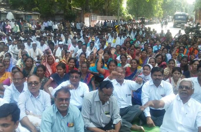 Mana community gathered for caste validity certificate | जात वैधता प्रमाणपत्रासाठी नागपुरात माना समाजबांधवांचा एल्गार Mana community gathered for caste validity certificate | जात वैधता प्रमाणपत्रासाठी नागपुरात माना समाजबांधवांचा एल्गार