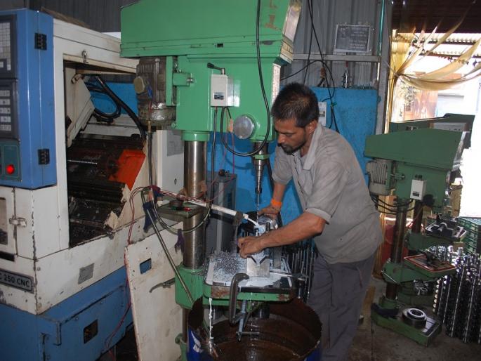 Turns out the technology of the waluj industry | वाळूजच्या उद्योगनगरीत यंत्रांची धडधड सुरु  Turns out the technology of the waluj industry | वाळूजच्या उद्योगनगरीत यंत्रांची धडधड सुरु