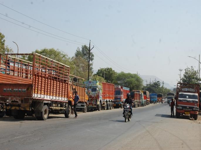 Uncertain traffic leads to increased risk of accidents | बेशिस्त वाहतुकीमुळे अपघाताचा धोका वाढला  Uncertain traffic leads to increased risk of accidents | बेशिस्त वाहतुकीमुळे अपघाताचा धोका वाढला