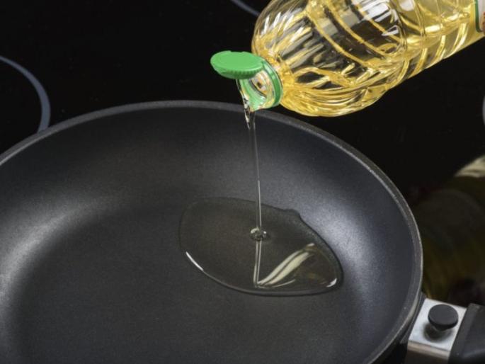 Stockists artificially raise edible oil prices | साठेबाजांनी कृत्रिमरित्या वाढविले खाद्यतेलाचे दर Stockists artificially raise edible oil prices | साठेबाजांनी कृत्रिमरित्या वाढविले खाद्यतेलाचे दर