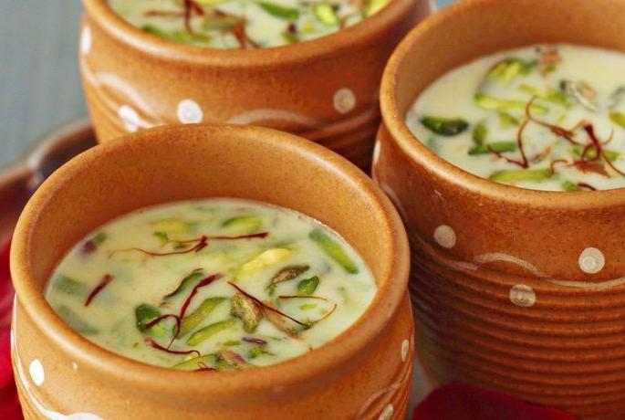 milk prices are high on Kojagiri | Maharashtra Election 2019; राजकारण तापले, महाग दूध आटले