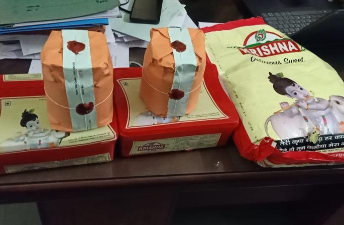 1200 kg of adulterated khova imported from Gujarat seized | गुजरातमधून आणलेला १२०० किलो भेसळयुक्त खवा जप्त