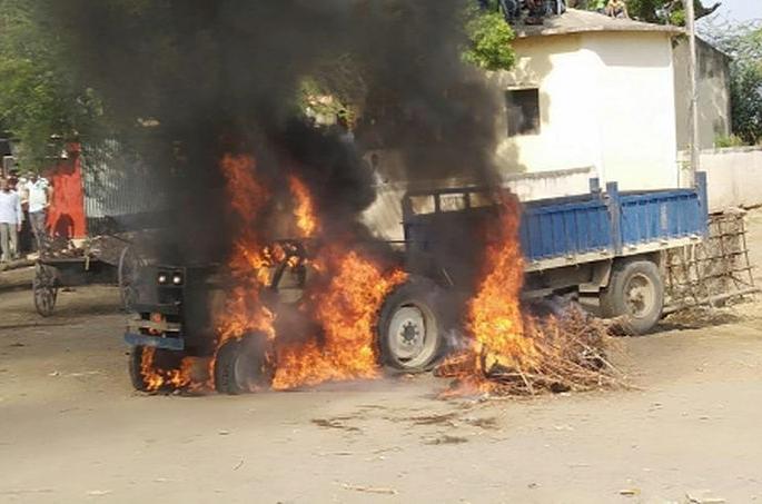 Trafficking in women with sand transmitted crushers | वाळूची चोरटी वाहतूक करणाºया ट्रॅक्टरने महिलेस चिरडले