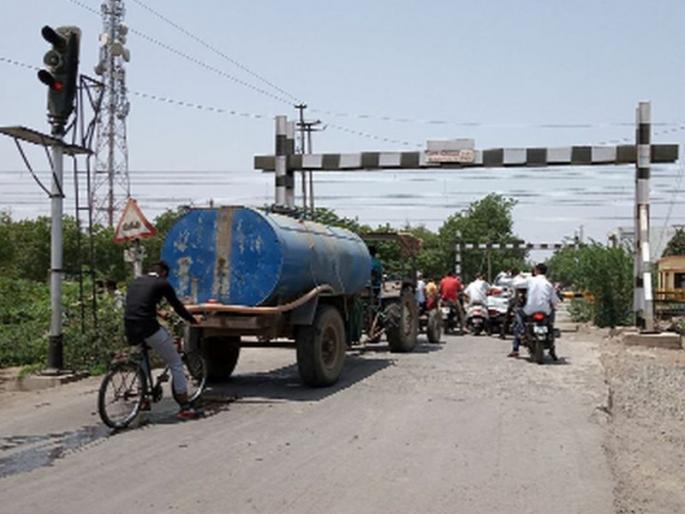 The train gate is closed 35 times a day | दिवसात ३५ वेळा असते ‘रेल्वे फाटक’ बंद