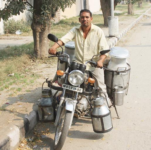 Farmers were allowed to use two-wheelers during the curfew | संचारबंदी काळात शेतकºयांना दुचाकी वापरण्यास दिली परवानगी Farmers were allowed to use two-wheelers during the curfew | संचारबंदी काळात शेतकºयांना दुचाकी वापरण्यास दिली परवानगी