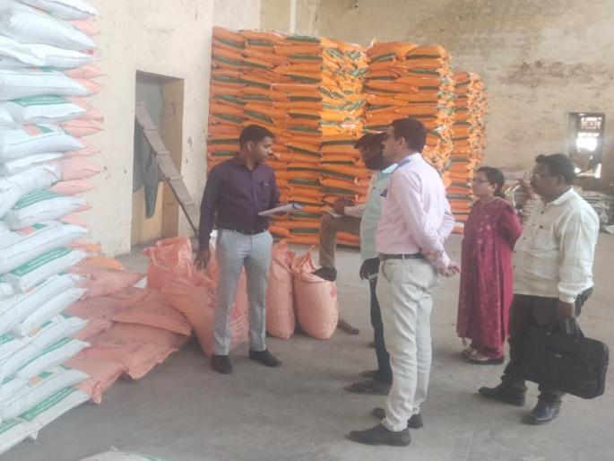 Linking inspection by thirteen Bharari teams from Agriculture Department in Kolhapur | कृषी विभाग अखेर झाला जागा; कोल्हापुरात तेरा भरारी पथकांद्वारे लिंकिंग तपासणी Linking inspection by thirteen Bharari teams from Agriculture Department in Kolhapur | कृषी विभाग अखेर झाला जागा; कोल्हापुरात तेरा भरारी पथकांद्वारे लिंकिंग तपासणी