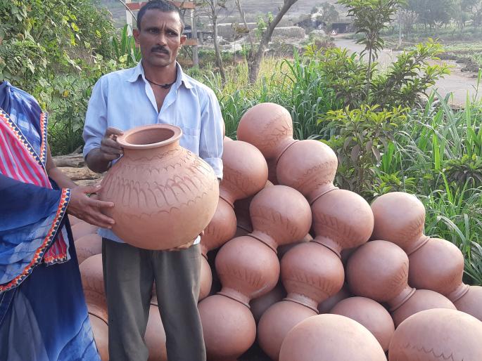 Demand for clay tents of Warunul from three districts | ‘डेरे करणारे गाव’ ; पश्चिम महाराष्ट्रातून मागणी Demand for clay tents of Warunul from three districts | ‘डेरे करणारे गाव’ ; पश्चिम महाराष्ट्रातून मागणी