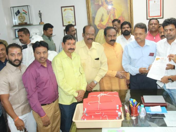 By providing fake insurance receipts | विम्याच्या बनावट पावत्या देऊन रिक्षा व्यावसायिकांची लूट--टोळीचा शोध घ्या By providing fake insurance receipts | विम्याच्या बनावट पावत्या देऊन रिक्षा व्यावसायिकांची लूट--टोळीचा शोध घ्या