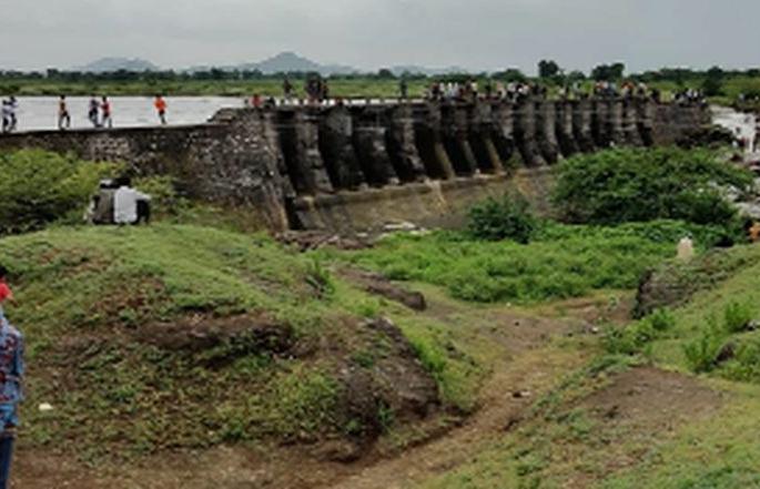 The appearance of a waterfall to KT Ware due to a leak on the shore | किनाऱ्याला गळती लागल्याने के.टी.वेअरला धबधब्याचे स्वरुप