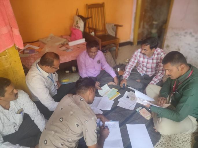 The tree house of a lender in Radhanagari fell by the co-worker | राधानगरीतील सावकाराच्या घराची ‘सहकार’कडून झाडाझडती The tree house of a lender in Radhanagari fell by the co-worker | राधानगरीतील सावकाराच्या घराची ‘सहकार’कडून झाडाझडती