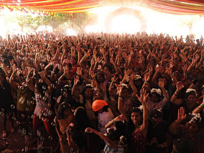 Colorful sakhi - Dhammala fun at the Rang Barse program | रंगात रंगल्या सखी- रंग बरसे कार्यक्रमात धमाल मस्ती