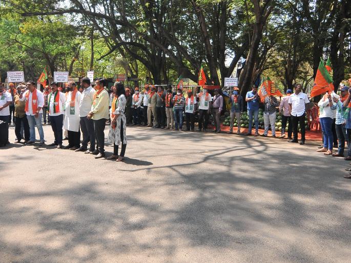 Government lies that cut power, postpone exams | वीज तोडणारे, परीक्षा पुढे ढकलणारे सरकार लबाड, भाजपकडून रास्ता रोको