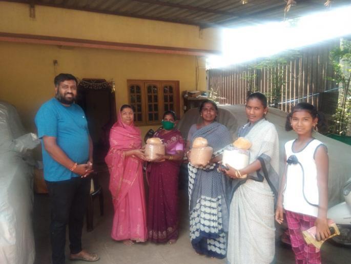 corona in kolhapur-BJP distributes food grains to needy at grass Mandai | corona in kolhapur-भाजपतर्फे गवत मंडई येथे गरजूंना धान्य वाटप corona in kolhapur-BJP distributes food grains to needy at grass Mandai | corona in kolhapur-भाजपतर्फे गवत मंडई येथे गरजूंना धान्य वाटप