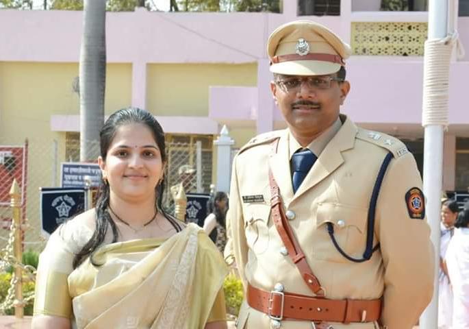 corona in kolhapur - They're on the road to settle, while 'that' patient: Both fight against Corona | corona in kolhapur -‘ते’ बंदोबस्तात रस्त्यावर, तर ‘त्या’ रुग्णसेवेत : कोरोनाविरोधात दोघांचाही लढा corona in kolhapur - They're on the road to settle, while 'that' patient: Both fight against Corona | corona in kolhapur -‘ते’ बंदोबस्तात रस्त्यावर, तर ‘त्या’ रुग्णसेवेत : कोरोनाविरोधात दोघांचाही लढा