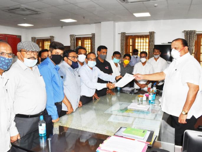 Do not take action against traders, demands of Chamber of Commerce: Statement to Minister Hasan Mushrif | व्यावसायिकांवर कारवाई करू नका, चेंबर ऑफ कॉमर्सची मागणी : मंत्री हसन मुश्रीफ यांना निवेदन Do not take action against traders, demands of Chamber of Commerce: Statement to Minister Hasan Mushrif | व्यावसायिकांवर कारवाई करू नका, चेंबर ऑफ कॉमर्सची मागणी : मंत्री हसन मुश्रीफ यांना निवेदन