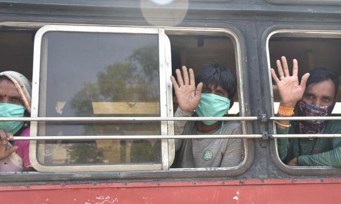 Red fairy running for laborers on foot; Arrangement of 922 buses from Nagpur | पायी जाणाऱ्या मजुरांसाठी धावली लाल परी; नागपुरातून ९२२ बसेसची व्यवस्था