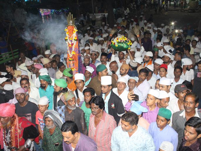 Kolhapur: A procession of buffaloes in Babujjal, horse riding, participation of all religions | कोल्हापूर : बाबूजमाल येथील गलेफ मिरवणूक उत्साहात, घोड्यांचा लवाजमा, सर्वधर्मियांचा सहभाग Kolhapur: A procession of buffaloes in Babujjal, horse riding, participation of all religions | कोल्हापूर : बाबूजमाल येथील गलेफ मिरवणूक उत्साहात, घोड्यांचा लवाजमा, सर्वधर्मियांचा सहभाग