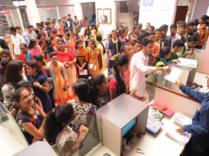 Kolhapur: Students' crowds to take the HSC marks sheet | कोल्हापूर : बारावीच्या गुणपत्रिका घेण्यासाठी विद्यार्थ्यांची गर्दी Kolhapur: Students' crowds to take the HSC marks sheet | कोल्हापूर : बारावीच्या गुणपत्रिका घेण्यासाठी विद्यार्थ्यांची गर्दी