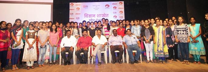 Kolhapur: 'Mark' means only gate pass; Quality honors | कोल्हापूर : ‘मार्क’ म्हणजे फक्त गेट पास ; गुणवंतांचा सत्कार Kolhapur: 'Mark' means only gate pass; Quality honors | कोल्हापूर : ‘मार्क’ म्हणजे फक्त गेट पास ; गुणवंतांचा सत्कार