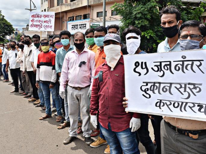 CoronaVirus Lockdown: Aggression of Salon Professionals in Pavitra, Dussehra Chowk | CoronaVirus Lockdown : सलून व्यावसायिकांचा आक्रमक पवित्रा, दसरा चौकात आंदोलन CoronaVirus Lockdown: Aggression of Salon Professionals in Pavitra, Dussehra Chowk | CoronaVirus Lockdown : सलून व्यावसायिकांचा आक्रमक पवित्रा, दसरा चौकात आंदोलन