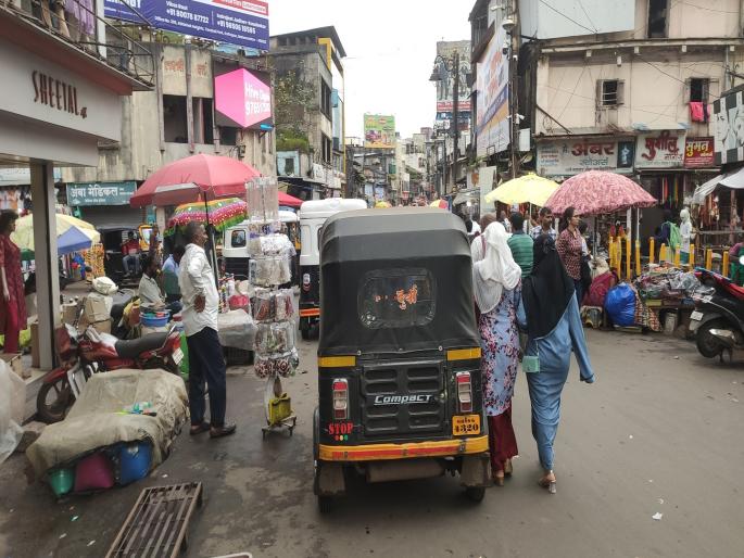 Mahadwar Road, Tarabai Road in Kolhapur which is a popular tourist destination are covered in encroachments | अतिक्रमणाचा घाट; हातगाड्या अन् खाट; कोल्हापुरातील महाद्वार रोड, ताराबाई, जोतिबा रोडची अवस्था  Mahadwar Road, Tarabai Road in Kolhapur which is a popular tourist destination are covered in encroachments | अतिक्रमणाचा घाट; हातगाड्या अन् खाट; कोल्हापुरातील महाद्वार रोड, ताराबाई, जोतिबा रोडची अवस्था