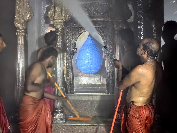 Ireland Ambabai, complete cleaning of the barn | इरलंआड अंबाबाई, गाभाऱ्याची स्वच्छता पूर्ण Ireland Ambabai, complete cleaning of the barn | इरलंआड अंबाबाई, गाभाऱ्याची स्वच्छता पूर्ण