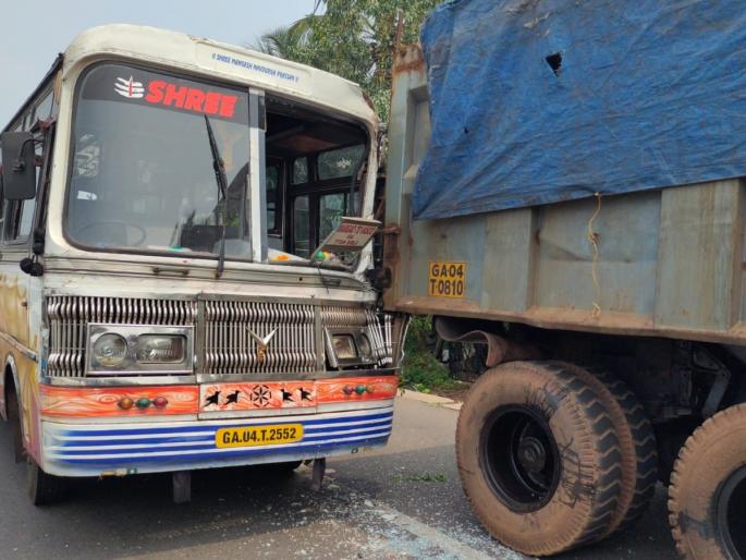 Bus and truck accident on the highway in front of Daboli Junction, 4 injured | दाबोळी जंक्शनसमोरील महामार्गावर बस आणि ट्रकचा अपघात, 4 जण जखमी Bus and truck accident on the highway in front of Daboli Junction, 4 injured | दाबोळी जंक्शनसमोरील महामार्गावर बस आणि ट्रकचा अपघात, 4 जण जखमी