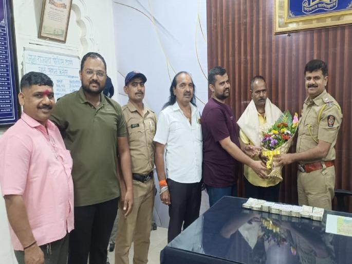 Passenger forgot Rs 4 lakh cash Kolhapur rickshaw driver honestly returned it | प्रवाशाची चार लाखांची रोकड विसरली, कोल्हापुरातील रिक्षाचालकाने प्रामाणिकपणे परत केली; पोलिसांकडून कौतुक