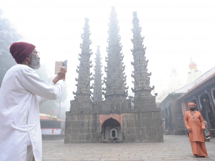 Kolhapurkar's 'Vat' defeated 'Dhaat' in the fog; | ‘दाट’ धुक्यात हरविली कोल्हापूरकरांची ‘वाट’, प्रथमच बोचऱ्या थंडीची चाहुल Kolhapurkar's 'Vat' defeated 'Dhaat' in the fog; | ‘दाट’ धुक्यात हरविली कोल्हापूरकरांची ‘वाट’, प्रथमच बोचऱ्या थंडीची चाहुल