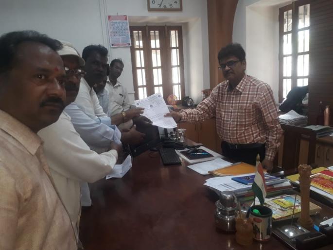 Kolhapur: Four million traffic turnaround due to collision of collared workers | कोल्हापूर : तोलाईदारांच्या संपामुळे चार कोटींची उलाढाल ठप्प Kolhapur: Four million traffic turnaround due to collision of collared workers | कोल्हापूर : तोलाईदारांच्या संपामुळे चार कोटींची उलाढाल ठप्प