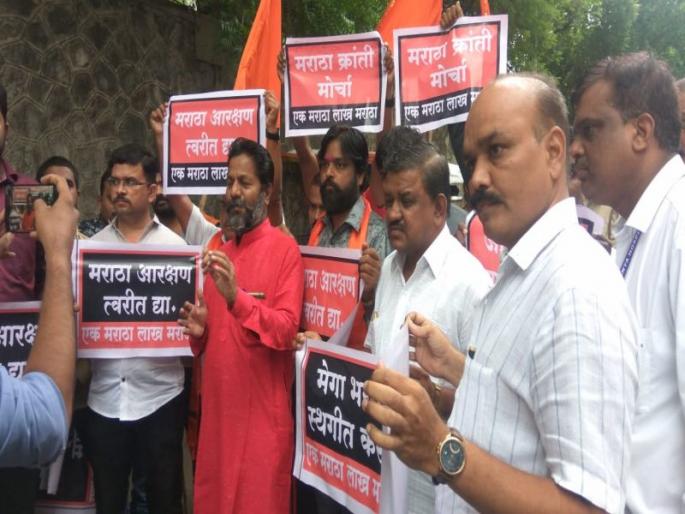 More than 20 people have been detained by Pimpri-Chinchwad police as a precautionary measure | मुख्यमंत्र्यांच्या पिंपरी दौऱ्यात मराठा क्रांती मोर्चाची निदर्शनं, 20 कार्यकर्ते ताब्यात More than 20 people have been detained by Pimpri-Chinchwad police as a precautionary measure | मुख्यमंत्र्यांच्या पिंपरी दौऱ्यात मराठा क्रांती मोर्चाची निदर्शनं, 20 कार्यकर्ते ताब्यात