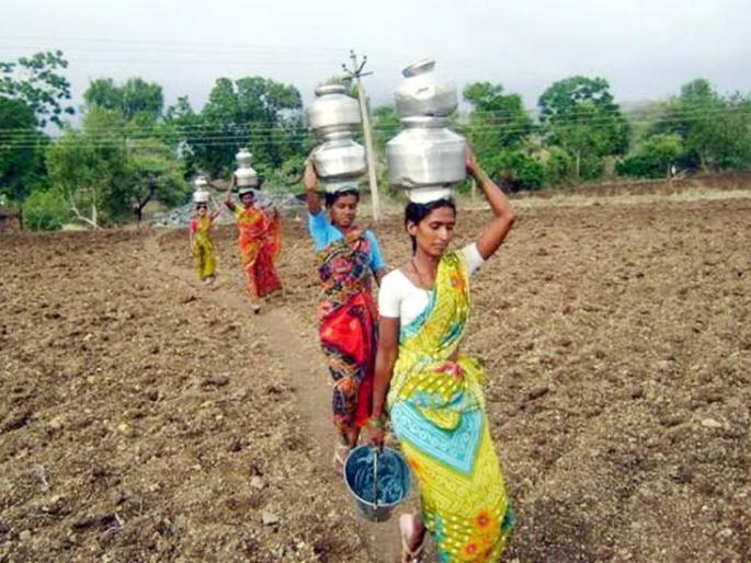 A four kilometer walk for water in Gondia district | हंडाभर पाण्यासाठी गोंदिया जिल्ह्यात चार कि.मी.ची पायपीट A four kilometer walk for water in Gondia district | हंडाभर पाण्यासाठी गोंदिया जिल्ह्यात चार कि.मी.ची पायपीट