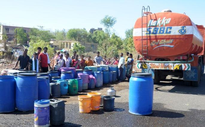 70,000 people of Yavatmal district depend upon ' tanker | यवतमाळ जिल्ह्यातील ७० हजार नागरिकांचे ‘जीवन’ टँकरवर 70,000 people of Yavatmal district depend upon ' tanker | यवतमाळ जिल्ह्यातील ७० हजार नागरिकांचे ‘जीवन’ टँकरवर